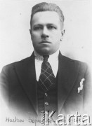 Lata 20-te, woj. Nowogródzkie, Polska.
Wacław Sopoćko herbu Syrokomla, właściciel majątku Lebiodka w powiecie lidzkim. Aresztowany w 1940 r. przez NKWD w Lidzie, rozstrzelany 17.02.1941 w Mińsku.
Fot. NN, zbiory Ośrodka KARTA, udostępniła Halina Grecka.
