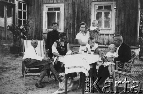 1920-1939, Lebiodka, powiat Lida, woj. Nowogródek, Polska.
Przed domem w Lebiodce siedzą od lewej: stryj Kazimierz Sopoćko (kapitan rezerwy), ciocia Tania (żona Czesława) z synem Michasiem, stoi Anna Sopoćko z córką Reginą, z prawej siedzi Romuald Sopoćko (doktor medycyny z Lidy) z siostrzenicą Haliną na kolanach, z lewej stoi Władek, lokaj stryja Romualda.
Fot. NN, zbiory Ośrodka KARTA, udostępniła Halina Grecka.