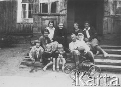 Lata 30-te, Lebiodka, powiat Lida, woj. Nowogródek, Polska.
Rodzina Sopoćków i kuzyni przed domem. Kazimierz Sopoćko z synem Tadeuszem na rękach, za nim żona Zofia, jej matka Wanda Skawińska i Anna Sopoćko, z prawej na górze Leszek Orłowski, z lewej na dole jego żona Irena i córka Alina oraz Halina i Regina Sopoćko.
Fot. NN, zbiory Ośrodka KARTA, udostępniła Halina Grecka.