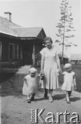 1920-1939, Lebiodka, powiat Lida, woj. Nowogródek, Polska.
Anna Sopoćko z córkami Haliną i Reginą na drodze z oficyny do domu, w głębi zabudowania gospodarcze - owczarnie i świniarnie.
Fot. NN, zbiory Ośrodka KARTA, udostępniła Halina Grecka.

