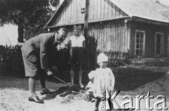 1920-1939, Lebiodka, powiat Lida, woj. Nowogródek, Polska.
Kazimierz Sopoćko z siostrzeńcami: Renią i Michałem oraz synem Tadeuszem na tle oficyny.
Fot. NN, zbiory Ośrodka KARTA, udostępniła Halina Grecka.
