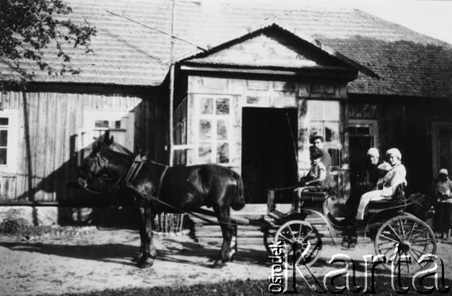 1920-1939, Lebiodka, powiat Lida, woj. Nowogródek, Polska.
Wyjazd powozem na wizytę lub do kościoła, z tyłu siedzi Anna Sopoćko z córką, obok prawdopodobnie ciocia Zosia (żona Kazimierza Sopoćko), na koźle za stangretem jej syn Tadeusz.
Fot. NN, zbiory Ośrodka KARTA, udostępniła Halina Grecka.
