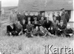 Sierpień 1955, Workuta, Komi ASRR.
Więźniowie z brygady transportowej zatrudnieni w kopalni; pierwszy z prawej siedzi Jan Łukasz z Lidy, drugi z prawej stoi Stanisław Gajdel z Grodna, pierwszy z lewej stoi Józef Łapicz.
Fot. NN, zbiory Ośrodka KARTA, udostępnił Stanisław Gajdel.
