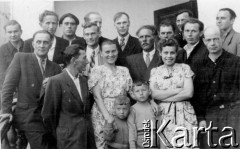 27.07.1956, Workuta, Komi ASRR, ZSRR.
Zesłańcy Workuty. Pierwszy z lewej w drugim rzędzie stoi Marek Markiewicz, obok Olgierd Zarzycki, Józef Łapicz, dalej Józef Cybulski, obok ksiądz z Łotwy, Wincenty Żuromski, Stanisław Gajdel, Kazimierz Karpiej (z tyłu), Adolf Kapuśniak; w pierwszym rzędzie stoją małżonkowie Weber z dziećmi, obok Wanda Kozłowska. Pozostałe osoby NN.
Fot. NN, zbiory Ośrodka KARTA, udostępnił Stanisław Gajdel.