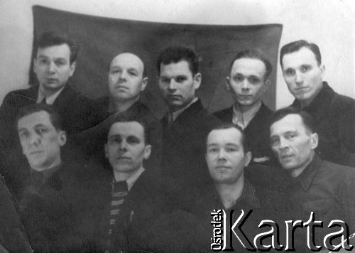 Lata 50-te, Workuta, Komi ASRR, ZSRR.
Polacy zesłani do ZSRR; w pierwszym rzędzie od lewej: Czesław Baniewicz z Ejszyszek k. Wilna, Adolf Kapuśniak, Bronek (nazwisko nieznane), Kazimierz Karpiej z Koropczyc k. Grodna; w drugim rzędzie od lewej: Józef Hołza z Baranowicz, Jan Łukasz, Stanisław Gajdel, Antoni Szapski, Pryszmont z okolic Wilna.
Fot. NN, zbiory Ośrodka KARTA, udostępnił Stanisław Gajdel