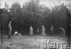 1924, Czyniszeuce k/Kiszyniowa, Rumunia.
Gra w krykieta, stoją od prawej: Włodzimierz Wiszniowski, Józef Gaydamowicz, Katarzyna Gaydamowicz (żona Mieczysława), w środku siedzi Aleksandra Gaydamowicz (siostra Józefa), Eugenia Wiszniowska, Tadzio Gaydamowicz z niańką i Mieczysław Gaydamowicz. 
Fot. NN, zbiory Ośrodka KARTA, udostępnił Tadeusz Gaydamowicz.