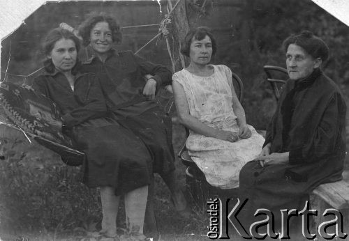 1924, Kijów, Ukraina, ZSRR.
Siostry Wiszniowskie: Genia (Eugenia Wiszniowska), Mania (Maria Wiszniowska) i Anna (Anna Wiszniowska) z matką. 
Fot. NN, zbiory Ośrodka KARTA, udostępnił Tadeusz Gaydamowicz.