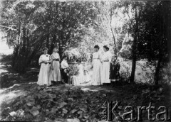 1909, Czyniszeuce k/Kiszyniowa, Rosja.
W parku nad jeziorkiem stoją od prawej: Eugenia (Nuca) i Musia Gaydamowiczówny, nauczycielka Emilia Karłowna-Freudenfeld i sąsiedzi.
Fot. NN, zbiory Ośrodka KARTA, udostępnił Tadeusz Gaydamowicz.