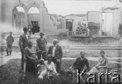 1924, Czyniszeuce k/Kiszyniowa, Rumunia.
Na tle ruin domu zburzonego przez bolszewików w 1917 roku stoją Mieczysław Gaydamowicz z żoną Katarzyną (z domu Małas), na ławce siedzą: Aleksandra Gaydamowicz (ciocia Ola) i Józef Gaydamowicz, na ziemi siedzą: Włodzimierz i Eugenia (Nuca) Wiszniowscy oraz Tadeusz Gaydamowicz z niańką. 
Fot. NN, zbiory Ośrodka KARTA, udostępnił Tadeusz Gaydamowicz.