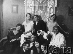 1926, Czyniszeuce k/Kiszyniowa, Rumunia.
Grupa osób w domu Gaydamowiczów. Od lewej: Musia i Eugenia (Nuca).
Fot. NN, zbiory Ośrodka KARTA, udostępnił Tadeusz Gaydamowicz. 



