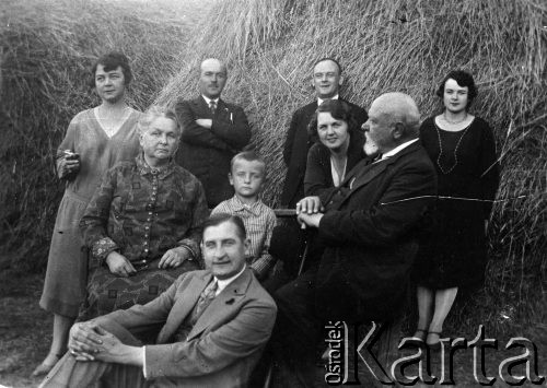 08.10.1929, Czyniszeuce k/Kiszyniowa, Rumunia.
Stoją od lewej: Musia Gaydamowicz, Mieczysław Gaydamowicz, Marian Uzdowski (Konsul RP) z żoną Julią, Eugenia (Nuca) Wiszniowska; siedzą: Aleksandra Gaydamowicz, Tadeusz Gaydamowicz, Józef Gaydamowicz (senior Polonii w Kiszyniowie) oraz Włodzimierz Wiszniowski.
Fot. NN, zbiory Ośrodka KARTA, udostępnił Tadeusz Gaydamowicz.