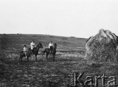 20.08.1933, Czyniszeuce k/Kiszyniowa, Rumunia.
Tadeusz Gaydamowicz, Eugenia Gaydamowicz (ciocia Nuca) i  Musia Gaydamowicz.
Fot. NN, zbiory Ośrodka KARTA, udostępnił Tadeusz Gaydamowicz.