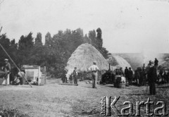 20.08.1933, Czyniszeuce k/Kiszyniowa, Rumunia.
Młócenie zboża. Z prawej strony stoi Józef Gaydamowicz (dziadek Tadeusza Gaydamowicza), w białej koszuli Włodzimierz Wiszniowski.
Fot. NN, zbiory Ośrodka KARTA, udostępnił Tadeusz Gaydamowicz.



