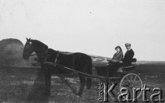 1932, Czyniszeuce k/Kiszyniowa, Rumunia.
Eugenia i Włodzimierz Wiszniowscy w dwukołówce zaprzężonej w konia Faraona. 
Fot. NN, zbiory Ośrodka KARTA, udostępnił Tadeusz Gaydamowicz.