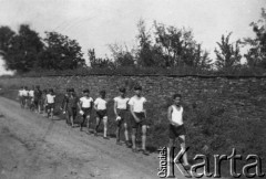 Czerwiec 1936, Lwów, Polska.
XVI Drużyna Harcerska im. Jerzego Grodyńskiego na wycieczce.
Fot. NN, zbiory Ośrodka KARTA, udostępnił Tadeusz Gaydamowicz.