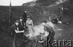 Marzec 1938, Lwów, Polska.
XVI Drużyna Harcerska podczas biegu harcerskiego. Podpis pod zdjęciem: 