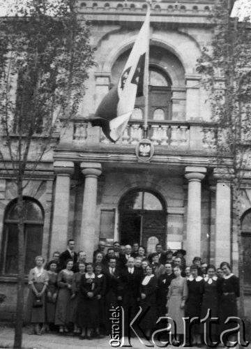 03.05.1936, Kiszyniów, Rumunia.
Przedstawiciele Polonii przed Konsulatem RP w Kiszyniowie. W środku konsul J. Poncet de Sandon, obok ks. prałat Marek Glaser, w głębi Eugenia i Włodzimierz Wiszniowscy.
Fot. NN, zbiory Ośrodka KARTA, udostępnił Tadeusz Gaydamowicz.