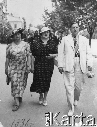 1936, Kiszyniów, Rumunia.
Musia Gaydamowicz, Eugenia Wiszniowska (z domu Gaydamowicz) oraz Włodzimierz Wiszniowski na ulicy.
Fot. NN, zbiory Ośrodka KARTA, udostępnił Tadeusz Gaydamowicz.