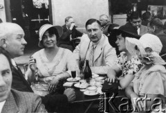 1936, Kiszyniów, Rumunia.
Kawiarnia. Od lewej siedzą: Mieczysław Gaydamowicz, Musia Gaydamowicz, Włodzimierz i Eugenia Wiszniowscy oraz p. Świstacka.
Fot. NN, zbiory Ośrodka KARTA, udostępnił Tadeusz Gaydamowicz.