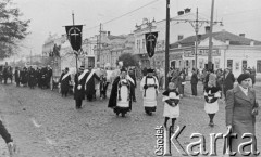 29.10.1938, Kiszyniów, Rumunia.
Pogrzeb Józefa Gaydamowicza. Kondukt pogrzebowy na głównej ulicy miasta w drodze na cmentarz katolicki. Kondukt prowadzą: ks. prałat Marek Glaser i ks. Marian (Mikołaj) Szczurek. 
Fot. NN, zbiory Ośrodka KARTA, udostępnił Tadeusz Gaydamowicz.