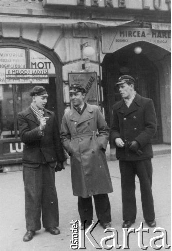 24.03.1940, Bukareszt, Rumunia.
Tadeusz Gaydamowicz (w środku) z Witoldem i Zbigniewem Kawalcami.
Fot. NN, zbiory Ośrodka KARTA, udostępnił Tadeusz Gaydamowicz.
