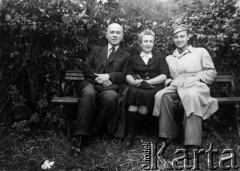 25.09.1946, Dobiegniew, woj. Zielona Góra, Polska.
Mieczysław Gaydamowicz, pracownik magistratu z żoną Katarzyną i synem Tadeuszem.
Fot. NN, zbiory Ośrodka KARTA, udostępnił Tadeusz Gaydamowicz.