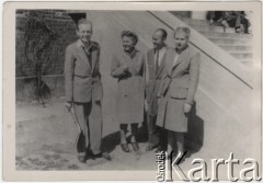 1947, Kraków, Polska.
Politechnika Krakowska - grupa dawnych znajomych z Rumunii: od lewej: Andrzej Cosma, Zofia Szelichowska, Tadeusz Gaydamowicz i Ewa Kowalska. 
Fot. NN, zbiory Ośrodka KARTA, udostępnił Tadeusz Gaydamowicz.