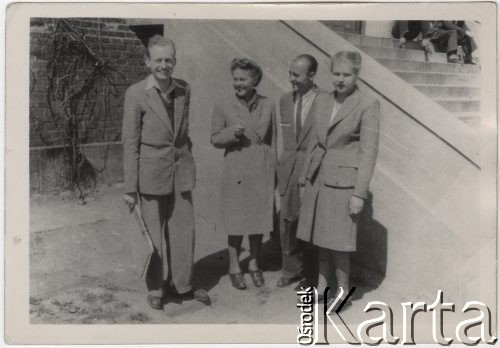 1947, Kraków, Polska.
Politechnika Krakowska - grupa dawnych znajomych z Rumunii: od lewej: Andrzej Cosma, Zofia Szelichowska, Tadeusz Gaydamowicz i Ewa Kowalska. 
Fot. NN, zbiory Ośrodka KARTA, udostępnił Tadeusz Gaydamowicz.