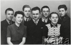 8.03.1941, Bukareszt, Rumunia..
Polscy uchodźcy w Rumunii podczas II wojny światowej. I klasa Liceum Polskiego w Bukareszcie. Od lewej: Tadeusz Gaydamowicz, Barbara Nakonieczników-Klukowska, Lucjan Jasiewicz, Tadeusz Pytel, Zdzisław Gumiński, Zofia Szelichowska, Henryk Rottermund.
Fot. NN, zbiory Ośrodka KARTA, udostępnił Tadeusz Gaydamowicz.