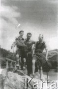 Lipiec 1942, Campulung Muscel, Rumunia.
Polscy uchodźcy w Rumunii podczas II wojny światowej. Kolonie letnie dla polskich studentów. Od lewej: Stanisław Jasrewicz, Tadeusz Gaydamowicz, NN.
Fot. NN, zbiory Ośrodka KARTA, udostępnił Tadeusz Gaydamowicz.