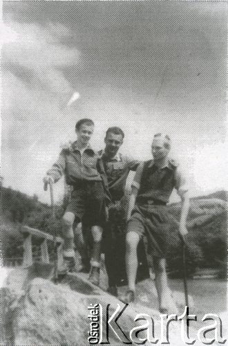 Lipiec 1942, Campulung Muscel, Rumunia.
Polscy uchodźcy w Rumunii podczas II wojny światowej. Kolonie letnie dla polskich studentów. Od lewej: Stanisław Jasrewicz, Tadeusz Gaydamowicz, NN.
Fot. NN, zbiory Ośrodka KARTA, udostępnił Tadeusz Gaydamowicz.