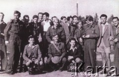 Lata 40., Tel-Aviv, Palestyna
Klub sportowy uczniów w Tel-Avivie. Stoją od lewej: J. Chmielewski, Zbigniew Okulicki, J. Zakrzewski, Stanisław Madeyski, A. Bazak, I. Zyborski, A. Kosina, Ryszard Bryłowicz, Karol Zenwirth, trener klubu Stern [?], J. Swick, młody junak Czesław ..., NN oficer w rogatywce, I Płonka, Bogdan Danielkiewicz, M. Kowalik. Klęczą: S. Lewin, Zb. Kawalec, Julian Bussgang.
Fot. NN, zbiory Ośrodka KARTA, udostępnił Tadeusz Gaydamowicz.

