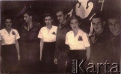 Lata 40., Rumunia. [?]
Grupa młodych ludzi.
Fot. NN, zbiory Ośrodka KARTA, udostępnił Tadeusz Gaydamowicz.