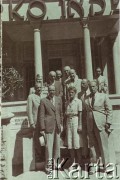 1942/3, Tel-Aviv, Palestyna.
Rada Opiekuńcza Polskiej Szkoły w Tel-Avivie. W pierwszym rzędzie od lewej: konsul Rosmaryn, pani Zamorska [żona generała], gen. Felicjan Składkowski-Sławoj.
Fot. NN, zbiory Ośrodka KARTA, udostępnił Tadeusz Gaydamowicz.