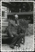Lipiec 1942, Campulung Muscel, Rumunia.
Polscy uchodźcy w Rumunii podczas II wojny światowej. Kolonie letnie dla polskich studentów. Prof. Konserwatorium w Bukareszcie - Emil Mihail - nauczyciel gry na fortepianie Stanisława Wisłockiego.
Fot. NN, zbiory Ośrodka KARTA, udostępnił Tadeusz Gaydamowicz.
