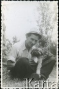 Lipiec 1942, Campulung Muscel, Rumunia.
Polscy uchodźcy w Rumunii podczas II wojny światowej. Kolonie letnie dla polskich studentów. NN ze szczeniaczkiem.
Fot. NN, zbiory Ośrodka KARTA, udostępnił Tadeusz Gaydamowicz.