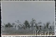 Lipiec 1942, Campulung Muscel, Rumunia.
Polscy uchodźcy w Rumunii podczas II wojny światowej. Kolonie letnie dla polskich studentów - poranna gimnastyka.
Fot. NN, zbiory Ośrodka KARTA, udostępnił Tadeusz Gaydamowicz.