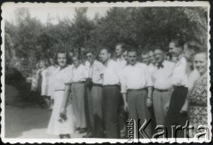 Lipiec 1942, Campulung Muscel, Rumunia.
Polscy uchodźcy w Rumunii podczas II wojny światowej. Kolonie letnie dla polskich studentów. Poranny raport składa Nina Łozińska.
Fot. NN, zbiory Ośrodka KARTA, udostępnił Tadeusz Gaydamowicz.