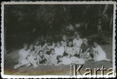 Lipiec 1942, Campulung Muscel, Rumunia.
Polscy uchodźcy w Rumunii podczas II wojny światowej. Kolonie letnie dla polskich studentów. Dziewczęta przed swoim domem.
Fot. NN, zbiory Ośrodka KARTA, udostępnił Tadeusz Gaydamowicz.