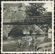 Lipiec 1942, Campulung Muscel, Rumunia.
Polscy uchodźcy w Rumunii podczas II wojny światowej. Kolonie letnie dla polskich studentów - kąpiel w rzece.
Fot. NN, zbiory Ośrodka KARTA, udostępnił Tadeusz Gaydamowicz.