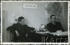 1941, Craiova, Rumunia.
Polscy uchodźcy w Rumunii podczas II wojny światowej. Grono pedagogiczne z Polskiej Szkoły w Craiovej w pokoju nauczycielskim, od lewej: prof. Łukasz Kurdybacha i prof. Aleksander Fuhrmann.
Fot. NN, zbiory Ośrodka KARTA, udostępnił Tadeusz Gaydamowicz.