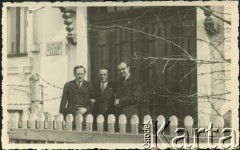 Lata 40., Ploesti, Rumunia.
Polscy uchodźcy w Rumunii podczas II wojny światowej. Grono pedagogiczne z Polskiej Szkoły w Ploesti, pierwszy z prawej Teofil Matkowski.
Fot. NN, zbiory Ośrodka KARTA, udostępnił Tadeusz Gaydamowicz.