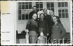 1940, Ploesti, Rumunia.
Polscy uchodźcy w Rumunii podczas II wojny światowej. Grono pedagogiczne z Polskiej Szkoły w Ploesti, w pierwszym rzędzie od lewej: dyr.Teofil Matkowski, prof. Łukasz Kurdybacha, prof. Kazimierz Czernicki; w drugim rzędzie: prof. Haczewski, Aleksander Fuhrmann, Stanisław Mazur. Na pierwszym planie Joanna Haczewska.
Fot. NN, zbiory Ośrodka KARTA, udostępnił Tadeusz Gaydamowicz.