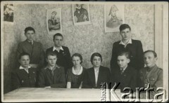 25.04.1940, Bukareszt, Rumunia.
Polscy uchodźcy w Rumunii podczas II wojny światowej. Polskie Liceum i Gimnazjum w Bukareszcie - klasa IV gimnazjum. Stoją od lewej: Andrzej Nakonieczkników-Klukowski, Tadeusz Gaydamowicz, Henryk Rottermund; siedzą od lewej: nn, Wiesław Kubicki, Danuta Szewczyk, dyrektor Helena Baryszowa, Karol Toparz-Kurzewski, Stanisław Nałęcz-Korzeniewski.
Fot. NN, zbiory Ośrodka KARTA, udostępnił Tadeusz Gaydamowicz.