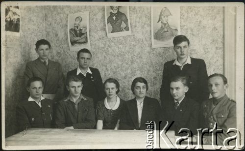 25.04.1940, Bukareszt, Rumunia.
Polscy uchodźcy w Rumunii podczas II wojny światowej. Polskie Liceum i Gimnazjum w Bukareszcie - klasa IV gimnazjum. Stoją od lewej: Andrzej Nakonieczkników-Klukowski, Tadeusz Gaydamowicz, Henryk Rottermund; siedzą od lewej: nn, Wiesław Kubicki, Danuta Szewczyk, dyrektor Helena Baryszowa, Karol Toparz-Kurzewski, Stanisław Nałęcz-Korzeniewski.
Fot. NN, zbiory Ośrodka KARTA, udostępnił Tadeusz Gaydamowicz.