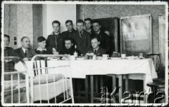 19.03.1940, Bukareszt, Rumunia..
Polscy uchodźcy w Rumunii podczas II wojny światowej. Polska. Bursa Kształcącej się Młodzieży w Bukareszcie, ul. Calea Victoriei 134, II piętro. Sala nr 6. Pierwszy od prawej Tadeysz Gaydamowicz.
Fot. NN, zbiory Ośrodka KARTA, udostępnił Tadeusz Gaydamowicz.