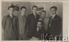 1940, Bukareszt, Rumunia.
Polscy uchodźcy w Rumunii podczas II wojny światowej. Uczniowie Polskiego Liceum i Gimnazjum w Bukareszcie z nauczycielem. Pierwszy od prawej Tadeusz Pytel.
Fot. NN, zbiory Ośrodka KARTA, udostępnił Tadeusz Gaydamowicz.