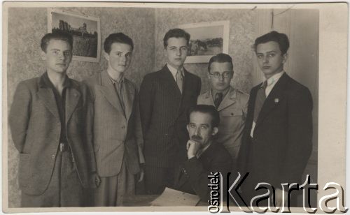 1940, Bukareszt, Rumunia.
Polscy uchodźcy w Rumunii podczas II wojny światowej. Uczniowie Polskiego Liceum i Gimnazjum w Bukareszcie z nauczycielem. Pierwszy od prawej Tadeusz Pytel.
Fot. NN, zbiory Ośrodka KARTA, udostępnił Tadeusz Gaydamowicz.