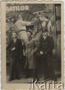 24.03.1940, Bukareszt, Rumunia.
Polscy uchodźcy w Rumunii podczas II wojny światowej. Tadeusz Gaydamowicz [w środku] z braćmi Witoldem i Zbigniewem Kawalcami.
Fot. NN, zbiory Ośrodka KARTA, udostępnił Tadeusz Gaydamowicz.