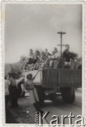 Lipiec 1942, Campulung Muscel, Rumunia.
Polscy uchodźcy w Rumunii podczas II wojny światowej. Kolonie letnie dla polskich studentów - transport drewna.
Fot. NN, zbiory Ośrodka KARTA, udostępnił Tadeusz Gaydamowicz.